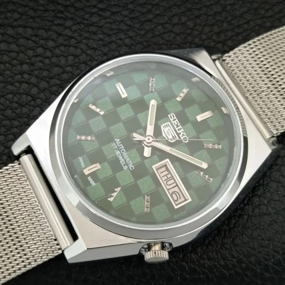 Vintage 1975 Seiko Automatic Mens Silver Watch W/daydate & Green accents